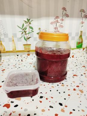 盖上盖子，密封好，放入冰箱冷藏保存，一年都不会坏！熬好的李子果酱拿来抹面包，或者取两勺李子果酱，放入冰块，加入凉开水做冰镇李子饮！酸甜沁爽！别提多好喝了！