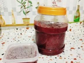 盖上盖子，密封好，放入冰箱冷藏保存，一年都不会坏！熬好的李子果酱拿来抹面包，或者取两勺李子果酱，放入冰块，加入凉开水做冰镇李子饮！酸甜沁爽！别提多好喝了！