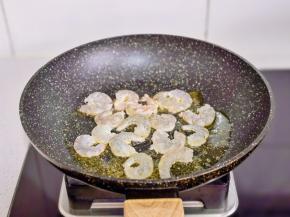 虾仁处理干净。