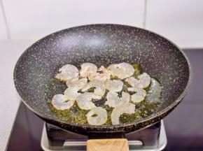 虾仁处理干净。