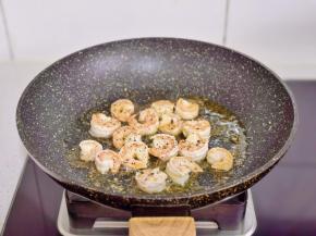 煎熟撒黑胡椒盛出。