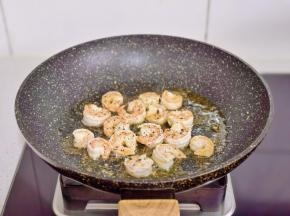 煎熟撒黑胡椒盛出。