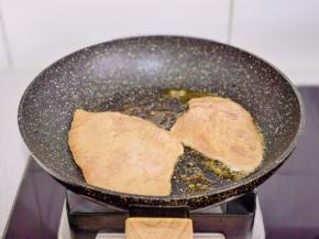 腌制好的鸡胸肉放入锅中。