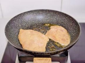 腌制好的鸡胸肉放入锅中。