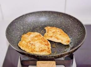 煎至金黄熟透盛出切小块。