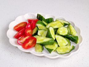 时蔬洗净切好。