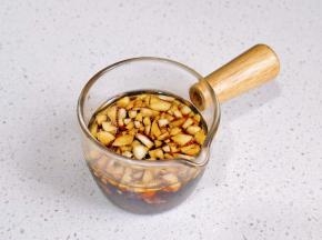 油醋汁：蒜末+生抽+香醋+香油。