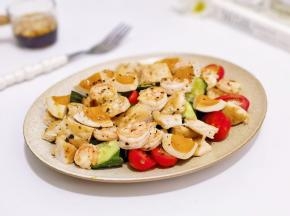 煎熟的食材装盘。