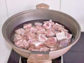 排骨泡冷水，将血水泡出，冷水下锅。