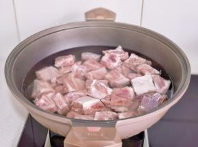 排骨泡冷水，将血水泡出，冷水下锅。