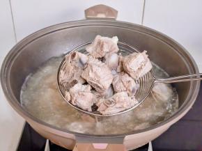 煮开撇出血末，煮3分钟捞出冲洗干净。