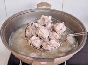 煮开撇出血末，煮3分钟捞出冲洗干净。