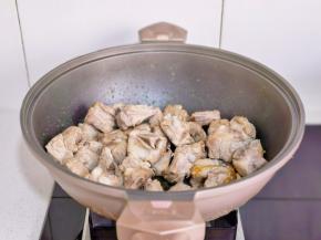 起油锅加入冰糖炒色，倒入排骨翻炒。