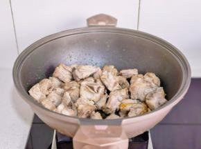 起油锅加入冰糖炒色，倒入排骨翻炒。