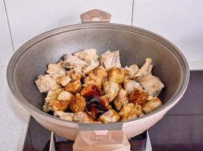 加入料酒，生抽，蚝油，老抽。