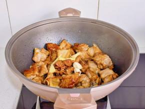 翻炒均匀加入八角，葱姜蒜。