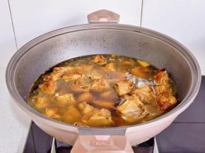 倒入啤酒再加水，没过排骨为佳，烧开转小火炖35分钟。