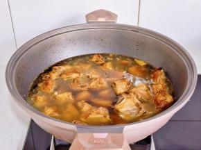 倒入啤酒再加水，没过排骨为佳，烧开转小火炖35分钟。