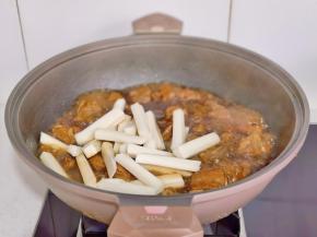 排骨炖烂后加入年糕，盐再炖10分钟。