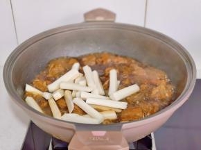 排骨炖烂后加入年糕，盐再炖10分钟。