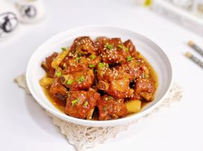 盛出装盘撒葱花，熟芝麻。