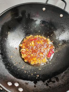 放入生姜，蒜瓣，干辣椒，郫县豆瓣酱爆香！