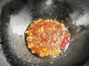 放入生姜，蒜瓣，干辣椒，郫县豆瓣酱爆香！