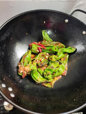 放入煎好的虎皮青椒翻炒均匀！