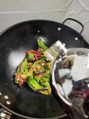 放入一勺生抽调味！