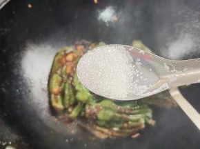 再放入适量的白糖，中合一下辣味！