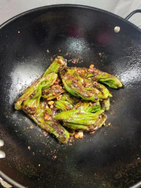 起锅前放入适量的味精翻炒均匀即可！