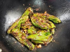 起锅前放入适量的味精翻炒均匀即可！