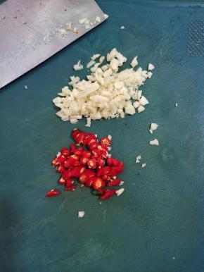 蒜瓣剁成蒜末，小米辣切成圈备用！