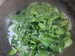 烫30秒左右捞出过一遍凉水！