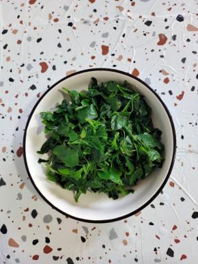 挤干水分放入碗中备用！