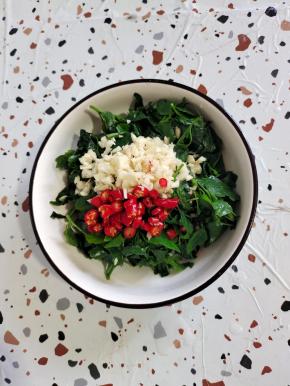 放入蒜末，小米辣！