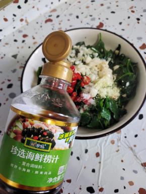 再放入盐，鸡精，珍选海鲜捞汁！(没有海鲜捞汁的可以自己调一个料汁儿:蒜末加小米辣或者干辣椒浇上热油，加盐，鸡精，白糖，生抽，陈醋，香油搅拌均匀调成料汁儿！)