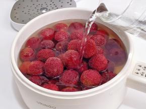 杨梅倒入锅中+清水。