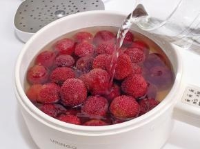 杨梅倒入锅中+清水。