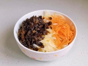 土豆皮，胡萝卜丝，黑木耳丝混合。