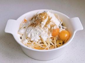 加入面粉，十三香，盐。