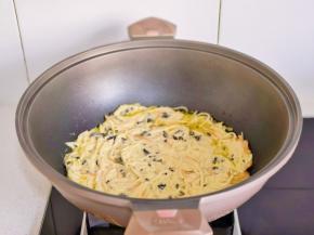 锅中倒入食用油，倒一半饼糊。