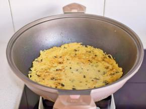 中小火烙至两面微黄。