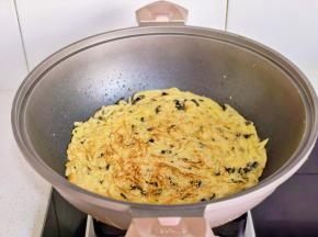 撒上芝麻两面各烙1分钟。