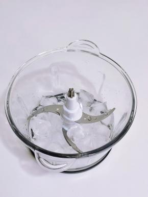 冰块倒入搅碎机。