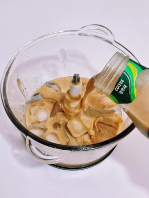 倒入半瓶咖啡，打成冰沙。