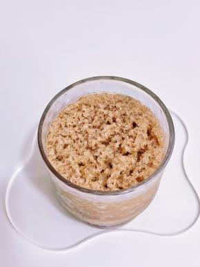 打好的冰沙倒入杯中。