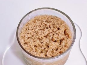 打好的冰沙倒入杯中。