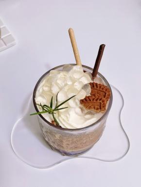 挤入奶油，脆波波，按自己喜欢装饰一下。