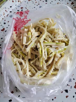 闺蜜去乡下老家掰的鲜嫩的竹笋，焯水，漂好后，给我送了一大袋过来，真的是太感谢了！